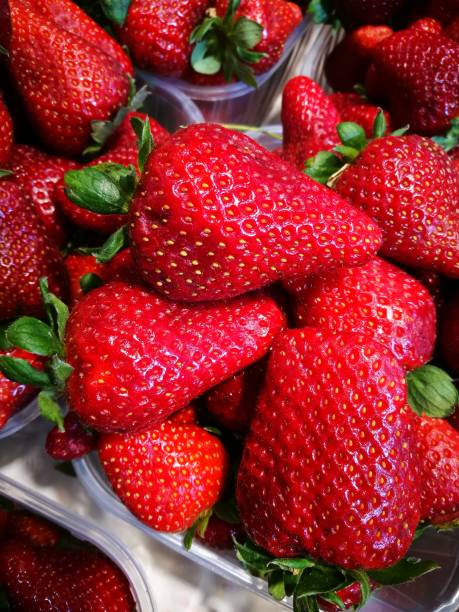 istock Strawberries At Farmers Market 672113084