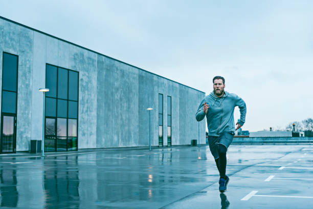 человек бежит быстро снаружи и небо серое - road running стоковые фото и изображения