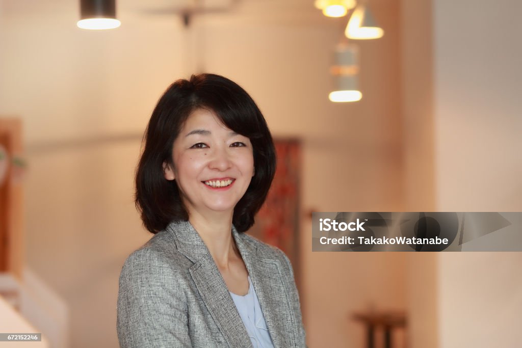 Sonriente mujer de negocios - Foto de stock de Mujeres libre de derechos