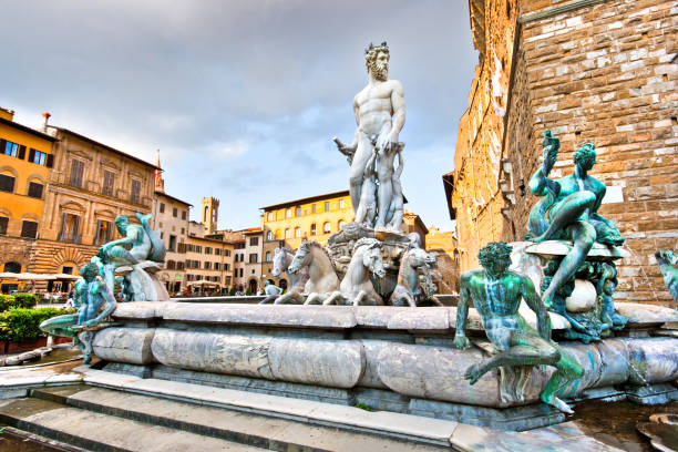 famosa fonte de netuno na piazza della signoria em florença, itália - palazzo vecchio piazza della signoria florence italy italy - fotografias e filmes do acervo