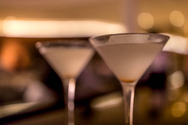 dwa brudne martini na liczniku barowym. - martini glass martini dirty martini cocktail zdjęcia i obrazy z banku zdjęć