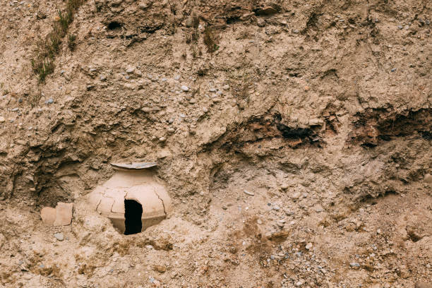 georgia de mtskheta. dañado el kvevri, enterrado en la tierra. vaso de barro grande utilizado para almacenamiento de vino - mtskheta fotografías e imágenes de stock