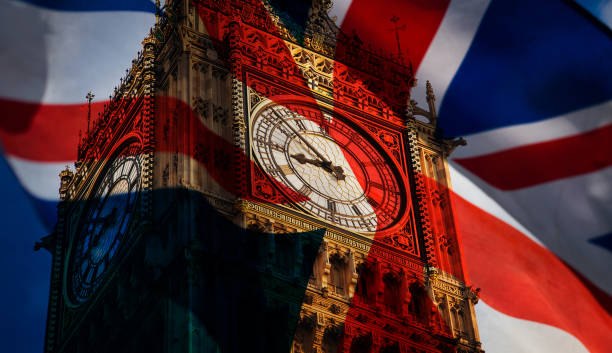 union jack-flagge und berühmten big ben am palace of westminster, london - großbritannien bereitet sich auf neuwahlen - big ben london england uk british culture stock-fotos und bilder