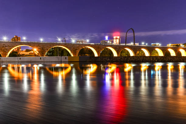 istock Stone Arch Bridge in Minneapolis at Dusk 672262488