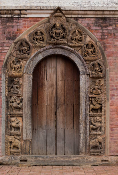 porta in legno nel tempio - beleive foto e immagini stock