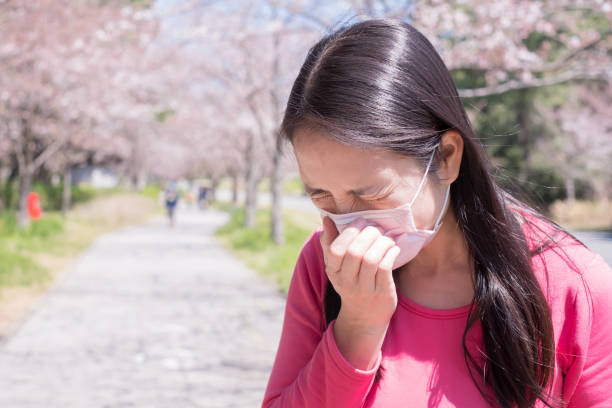 donna con febbre da fieno - allergy pollen tree hay fever foto e immagini stock