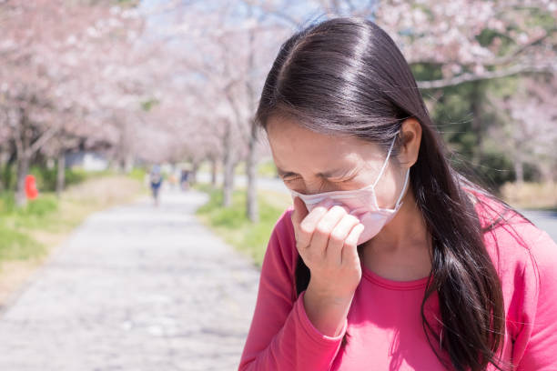 женщина с сенной лихорадкой - allergy pollen tree hay fever стоковые фото и изображения