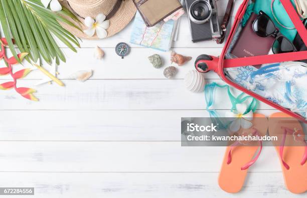 Foto de Preparar Os Acessórios E Itens De Viagens Para O Verão e mais fotos de stock de Flat Lay