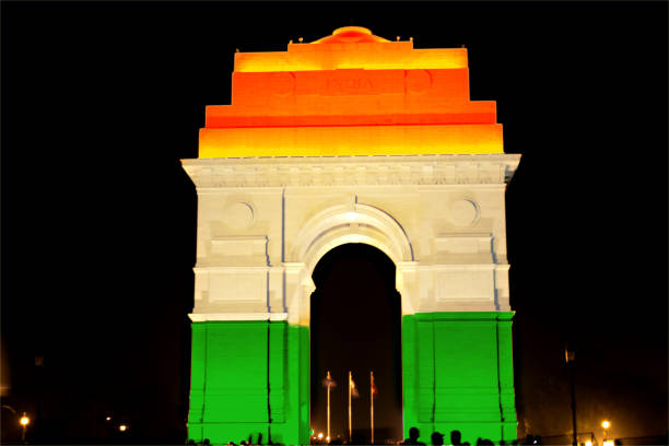 porta dell'india illuminata con tricolore - india new delhi architecture monument foto e immagini stock