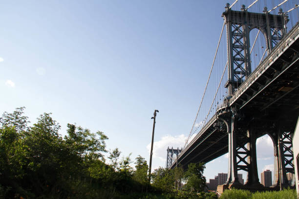 istock Manhattan bridge and the park 672291270