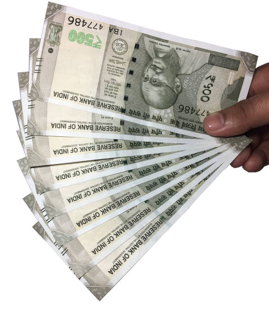 istock 500 Indian Currency in hand 672298318
