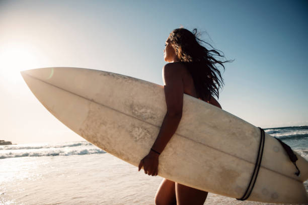 surfista de niña de piel oscura - surfing surfboard summer heat fotografías e imágenes de stock