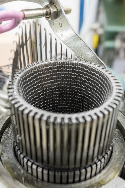 Mechanism for making metal braiding
