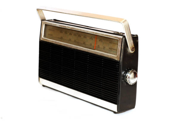 istock Vintage radio isolated on white background 672336742