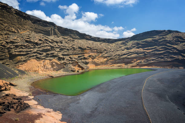 laguna verde、緑湖ランサローテ島、カナリア諸島、スペインでエル golfo の村近く - lanzarote canary islands volcano green ストックフォトと画像