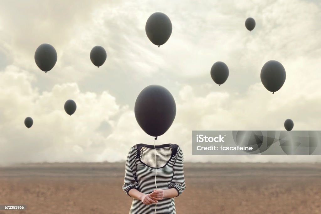 imagen surrealista de mujer y los negros globos volando - Foto de stock de Arte libre de derechos