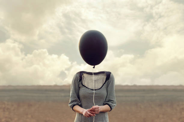 kvinnas huvud ersatt av en svart ballong - kvinna ballonger bildbanksfoton och bilder
