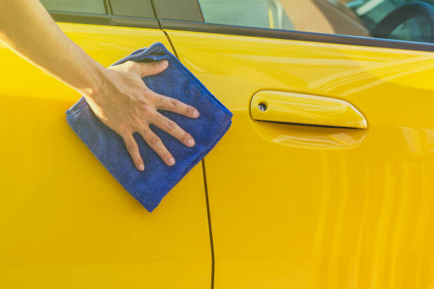 istock Man hand cleaning the car, using microfiber cloth for cleaning. 672362646