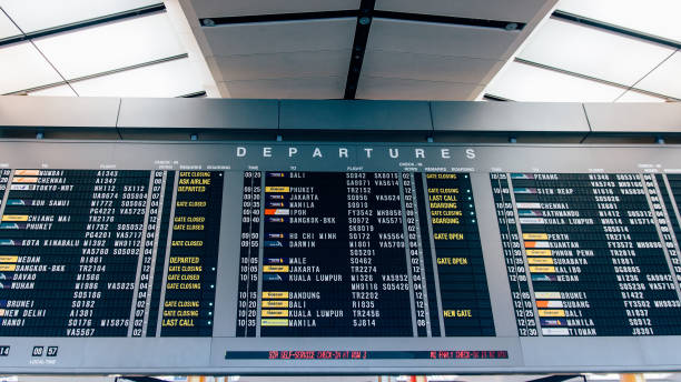 출발 보드-대상 공항 - airport arrival departure board airport check in counter airplane 뉴스 사진 이미지
