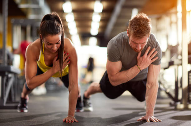 para trenuje razem - exercising men push ups muscular build zdjęcia i obrazy z banku zdjęć