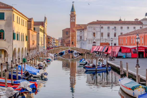 chioggia, canal vena - itália - lagoa veneziana - fotografias e filmes do acervo