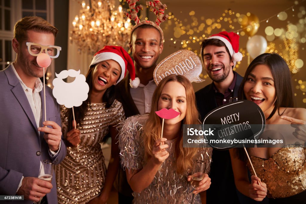 Grupo De Amigos Vestirse Para La Fiesta De Navidad Juntos Foto de stock y  más banco de imágenes de Cabina de fotos - iStock