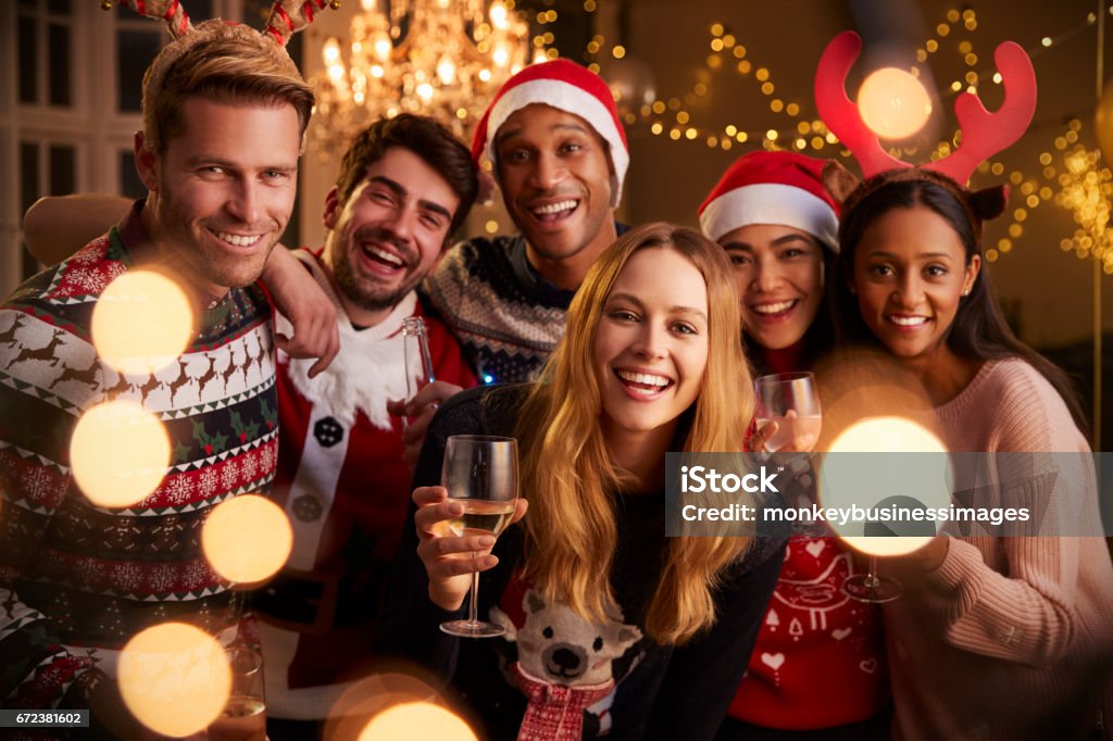 Portret van vrienden in feestelijke truien op Christmas Party - Royalty-free Kerstmis Stockfoto