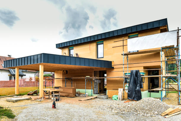 costruzione di una casa passiva in legno ad alta efficienza energetica. - gente serena foto e immagini stock
