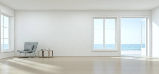 вид на море гостиная с пустой стеной в современном пляжном домике, роскошный белый интерьер летнего дома - looking at view water sea blue стоковые фото и изображения