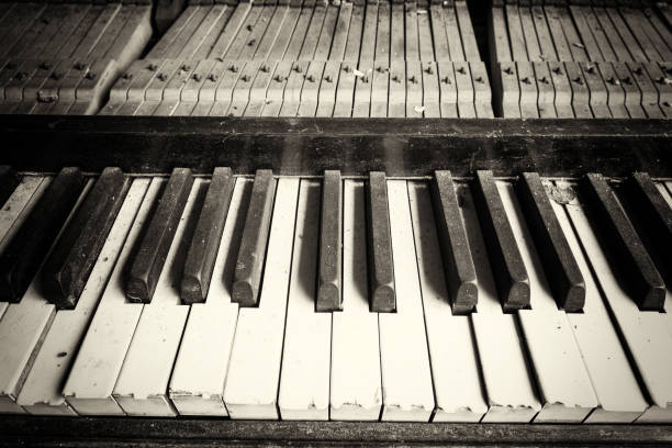 istock Keys from an old broken damaged piano 672403104