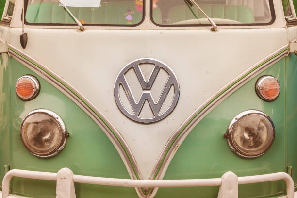 zbliżenie z przodu zabytkowego volkswagen transporter bus - 1960s style image created 1960s retro revival photography zdjęcia i obrazy z banku zdjęć