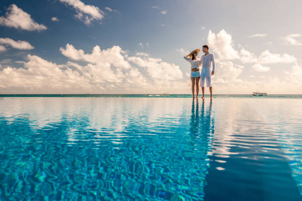 pareja en la piscina - swimming pool resort swimming pool poolside sea fotografías e imágenes de stock