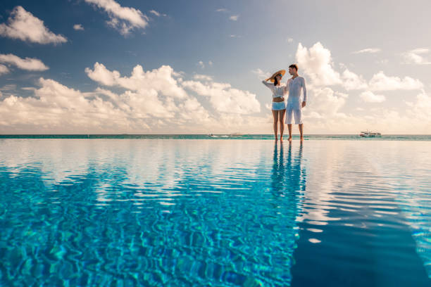 coppia a bordo piscina - cheerful swimming pool happiness resort swimming pool foto e immagini stock