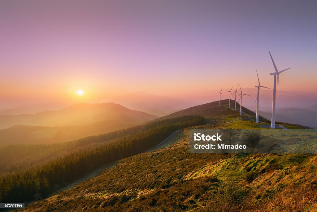 energías renovables con turbinas de viento - Foto de stock de Aerogenerador libre de derechos