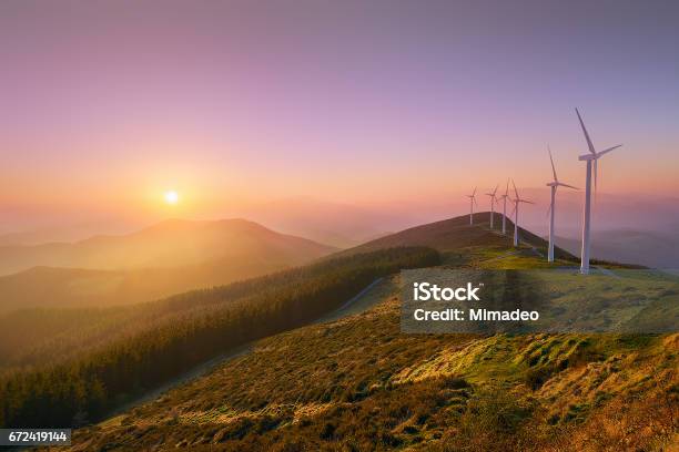 Energías Renovables Con Turbinas De Viento Foto de stock y más banco de imágenes de Aerogenerador - Aerogenerador, Montaña, Recursos sostenibles