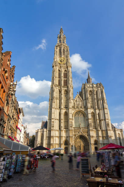 собор антверпена голубое небо - cathedral of our lady стоковые фото и изображения