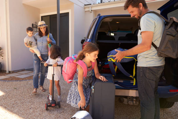 istock Family Packing Car Ready For Summer Vacation 672419640