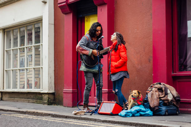 straßenmusik paar mit hund - street musician stock-fotos und bilder