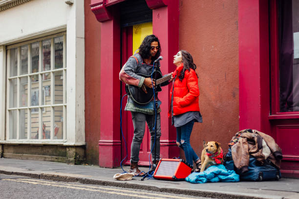 busking casal com cachorro - street musician fotos - fotografias e filmes do acervo