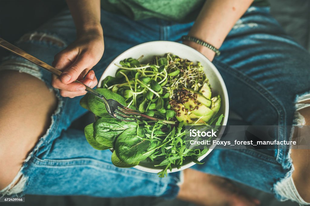 Le petit déjeuner végétarien avec épinards, roquette, avocat, graines et pousses - Photo de Végétalien libre de droits