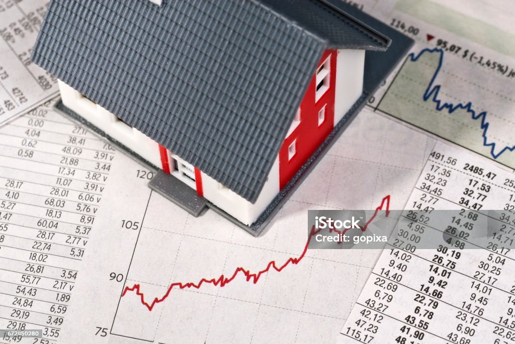 Rising property prices House and graphics with a rising curve 2007-2008 Global Financial Crisis Stock Photo