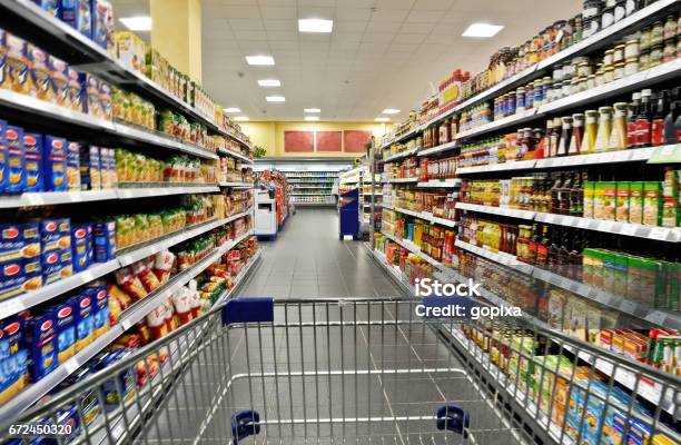 Photo libre de droit de Einkaufswagen Im Supermarkt banque d'images et plus d'images libres de droit de Supermarché - Supermarché, Travée, Étagère