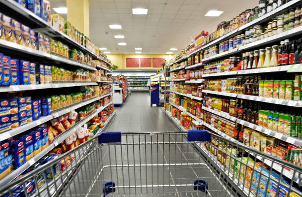 carrelli della spesa al supermercato - supermercato foto e immagini stock