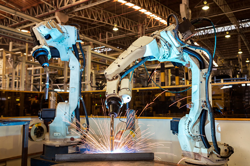 Robot de equipo son soldadura parte automotriz de montaje en fábrica photo