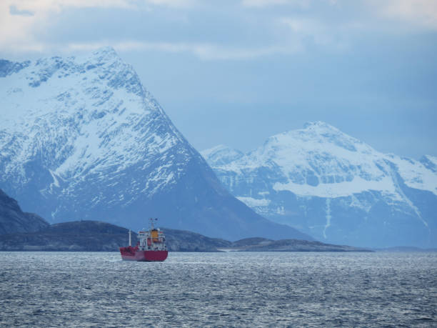 navire solitaire dans l’océan arctique - hammerfest photos et images de collection