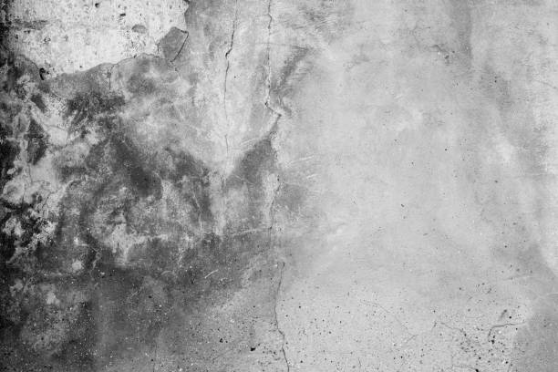 istock Wall fragment with scratches and cracks 672470342