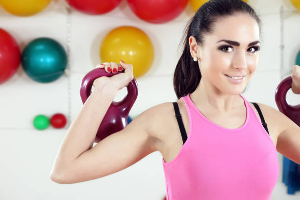 tetera bell ejercicio - kettle bell activity aerobics athlete fotografías e imágenes de stock