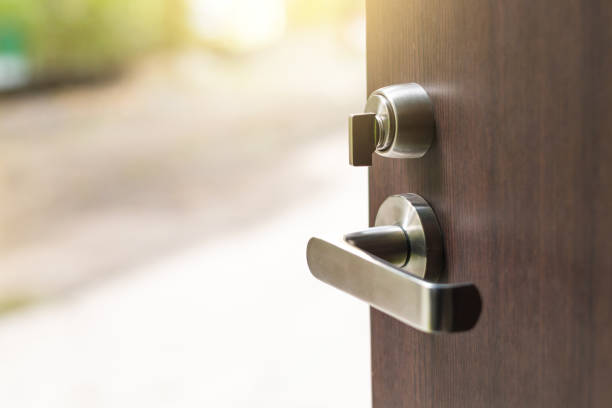 de moderne houten deur open - deurknop stockfoto's en -beelden