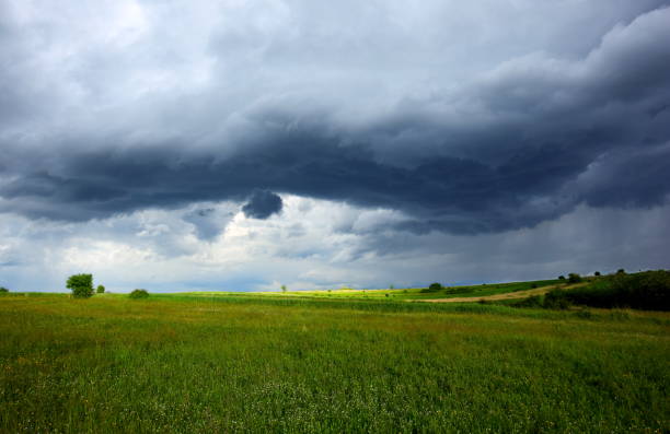 tempestade sobre os campos - paisagem com nuvens - fotografias e filmes do acervo