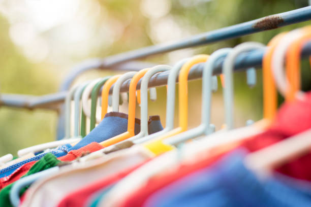 крупным планом детский вешалка одежды на открытом воздухе - child clothing arrangement hanger стоковые фото и изображения